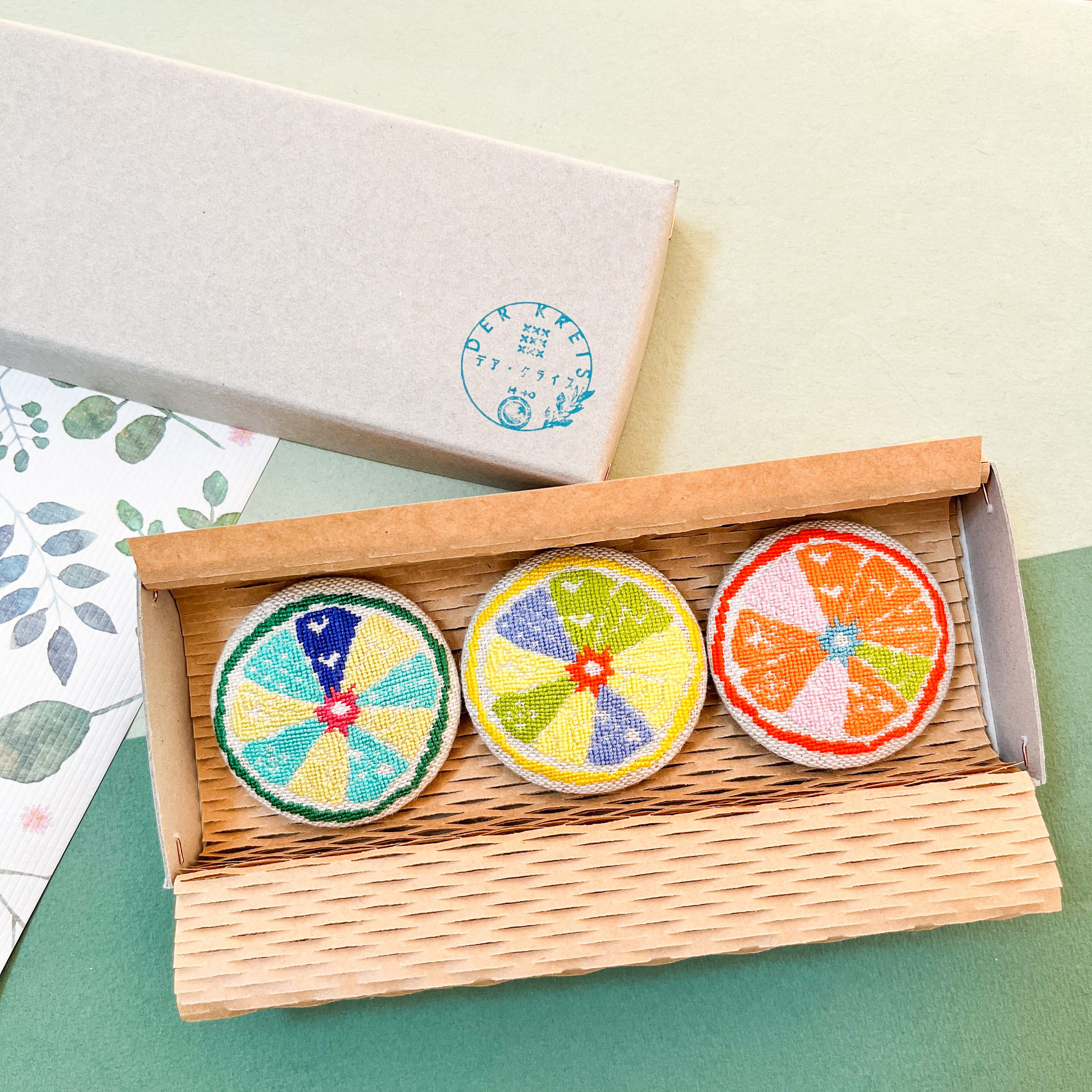 アイシングクッキーみたいなフルーツ刺繍くるみボタンブローチ シトラスセット ライム/レモン/オレンジ