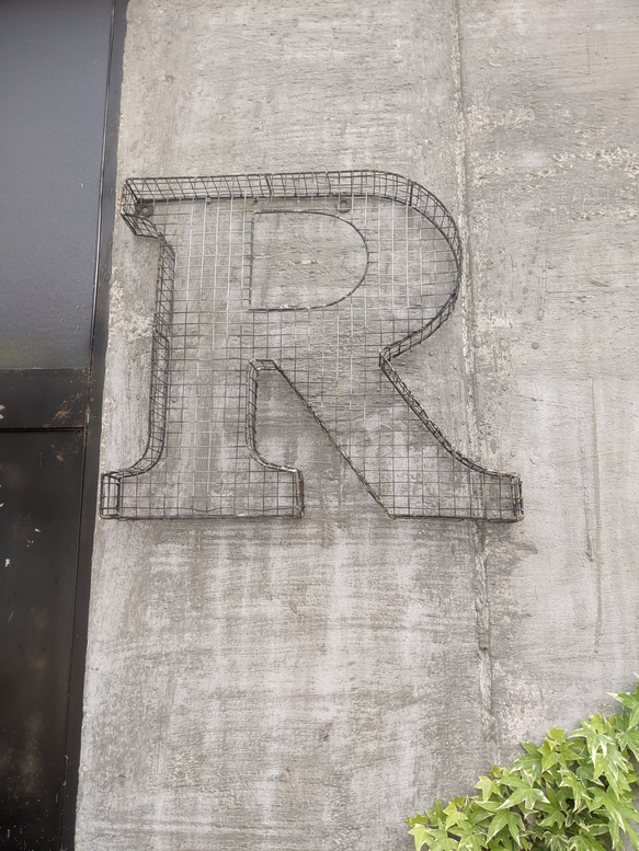 アルファベット看板  R サイン 壁掛け看板  立体式 大型看板   #店舗什器  #ガレージ雑貨  #アメリカン雑貨 2枚目の画像