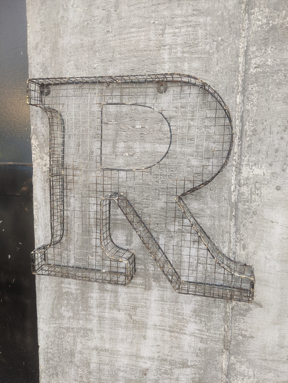 アルファベット看板  R サイン 壁掛け看板  立体式 大型看板   #店舗什器  #ガレージ雑貨  #アメリカン雑貨 3枚目の画像