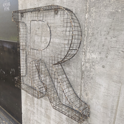 アルファベット看板  R サイン 壁掛け看板  立体式 大型看板   #店舗什器  #ガレージ雑貨  #アメリカン雑貨 4枚目の画像