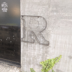 アルファベット看板  R サイン 壁掛け看板  立体式 大型看板   #店舗什器  #ガレージ雑貨  #アメリカン雑貨 1枚目の画像