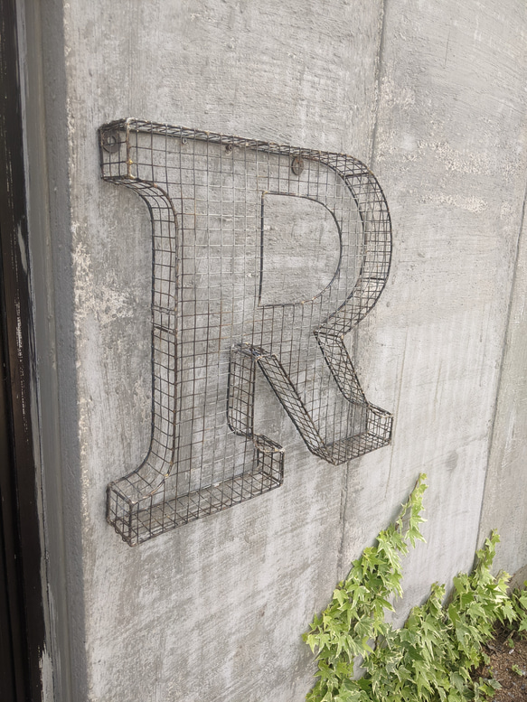 アルファベット看板  R サイン 壁掛け看板  立体式 大型看板   #店舗什器  #ガレージ雑貨  #アメリカン雑貨 5枚目の画像