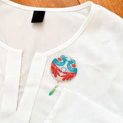 斯堪的納維亞刺繡胡桃木紐扣胸針，看起來像糖霜餅乾 初夏鳥兒套裝 孔雀/鈴蘭/圓形水果 第5張的照片