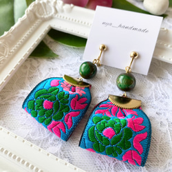 【刺繍リボンのイヤリング6】刺繍　インド刺繍　リボン　花　ビーズ　大人かわいい　かっこかわいい　垢抜け　大胆　目立つ 8枚目の画像