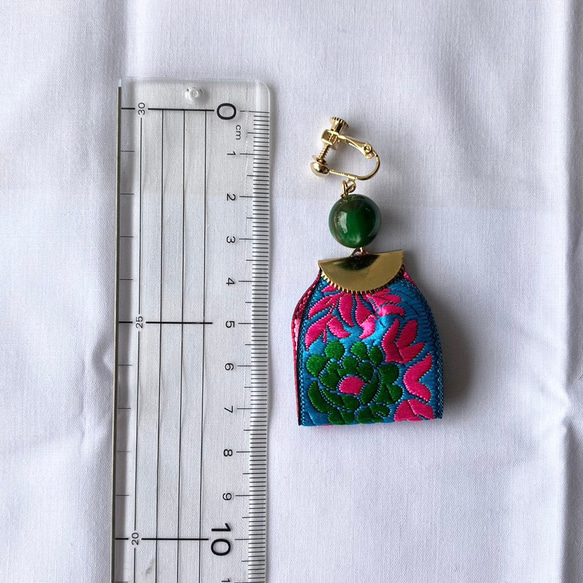 【刺繍リボンのイヤリング6】刺繍　インド刺繍　リボン　花　ビーズ　大人かわいい　かっこかわいい　垢抜け　大胆　目立つ 16枚目の画像