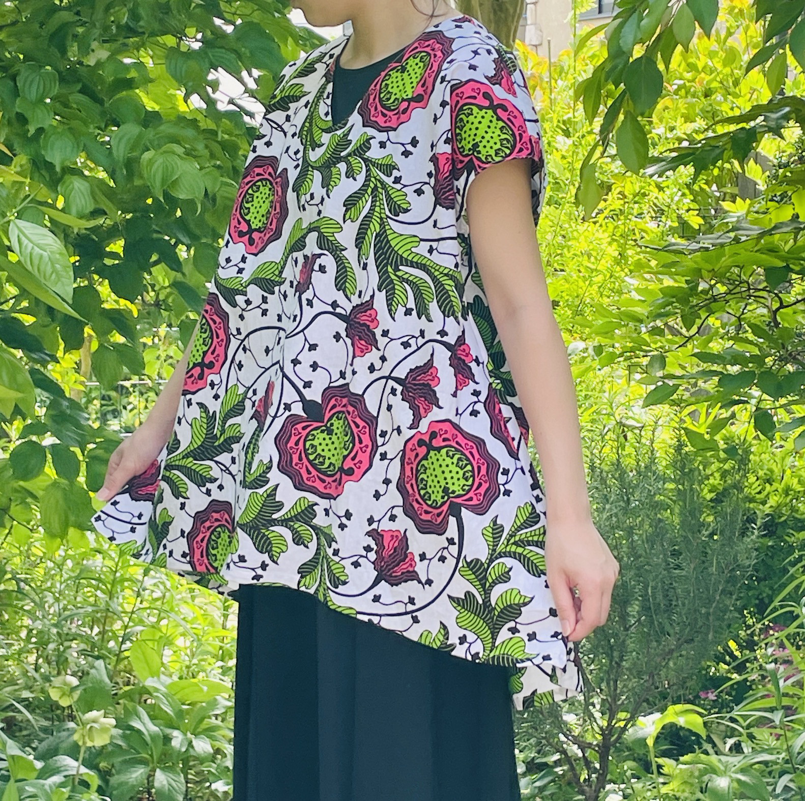 アフリカンプリントのチュニック　バックが下がってきれいなシルエット