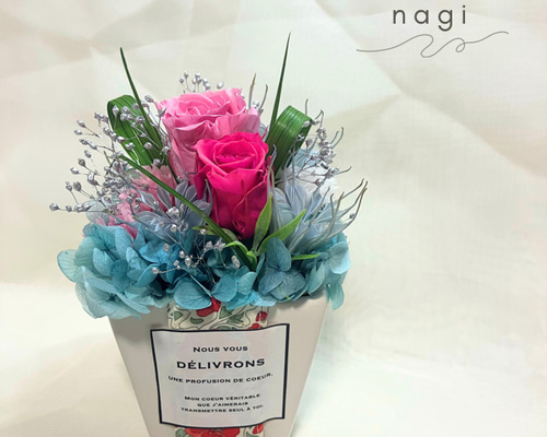 ナチュラルフラワーアレンジ(ブルー)❁﻿フラワーアレンジ・フラワーアレンジメント 青色ポットのブルーフラワーアレンジメント ｜フラワーギフト・花の