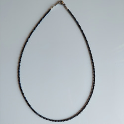 小粒サファイアのショートネックレス（３８センチ）・シルバーカラー・9月の誕生石 2枚目の画像