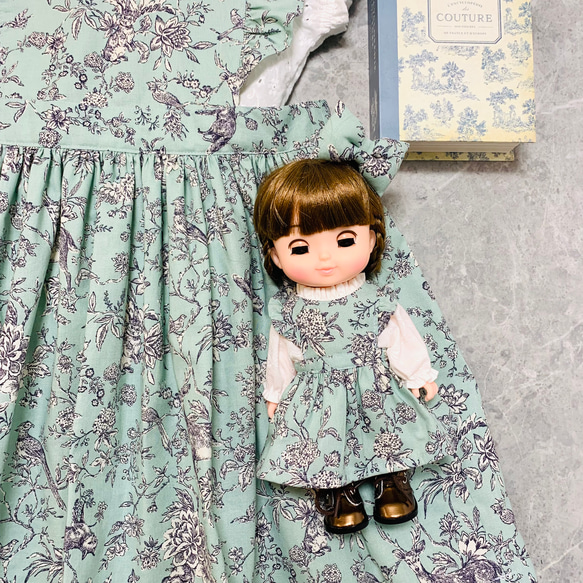 トワルドジュイ　子供服　ドール服　と　お揃い　ワンピース　ブルーグリーン　エプロンワンピース 2枚目の画像