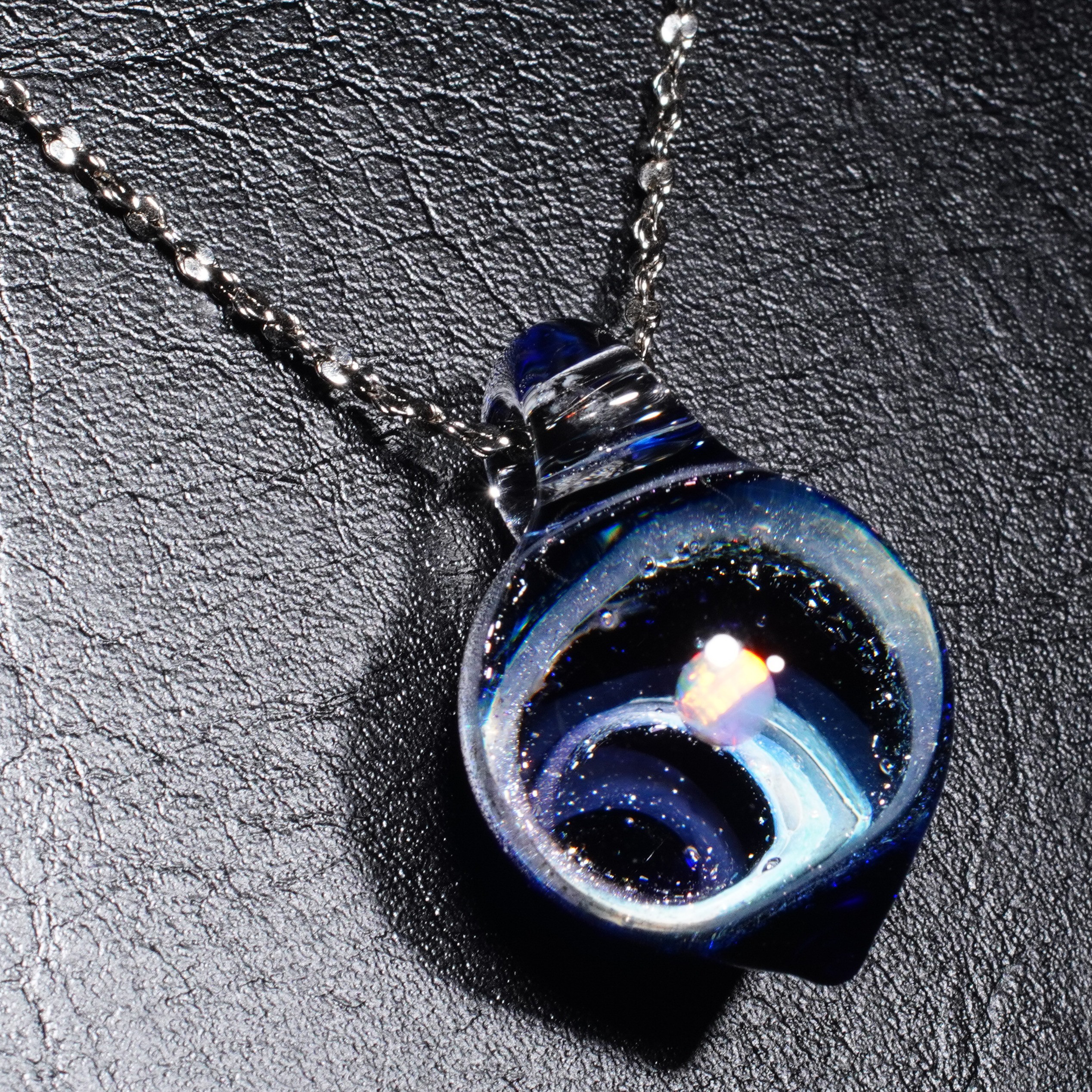 ガラスの小宇宙 ホワイトオパール ペンダント Yasuda Glass;No.1993WC ガラスの小宇宙 ホワイトオパール ペンダント Yasuda Glass;No.1993WC