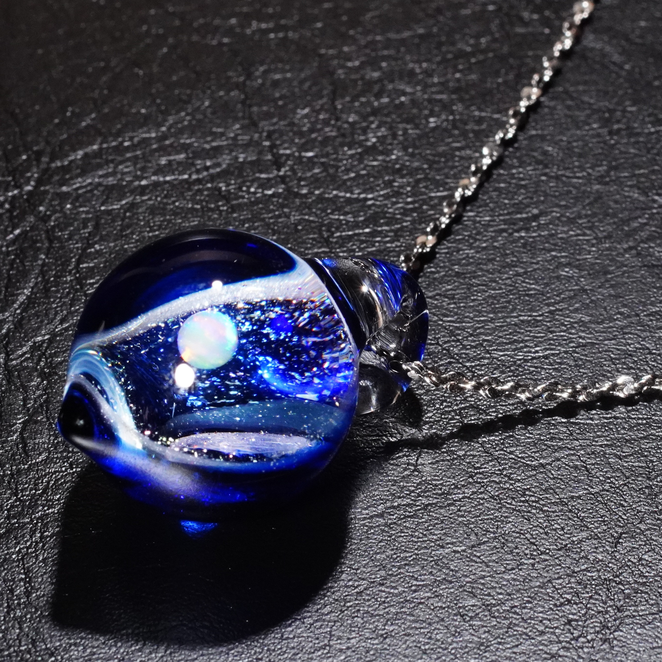 ガラスの小宇宙 ホワイトオパール ペンダント Yasuda Glass;No.1993WC ガラスの小宇宙 ホワイトオパール ペンダント Yasuda Glass;No.1993WC