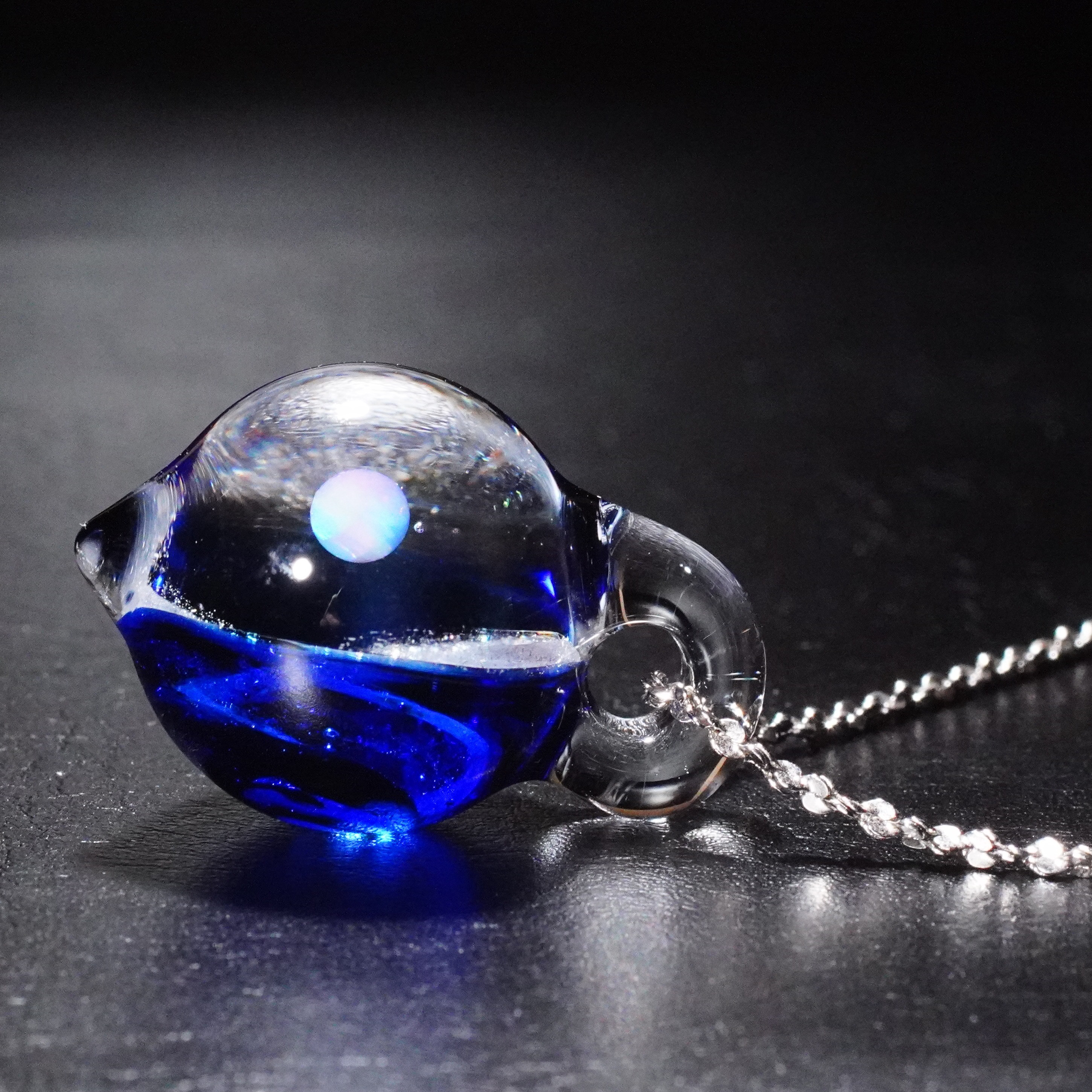 ガラスの小宇宙 ホワイトオパール ペンダント Yasuda Glass;No.1993WC ガラスの小宇宙 ホワイトオパール ペンダント Yasuda Glass;No.1993WC