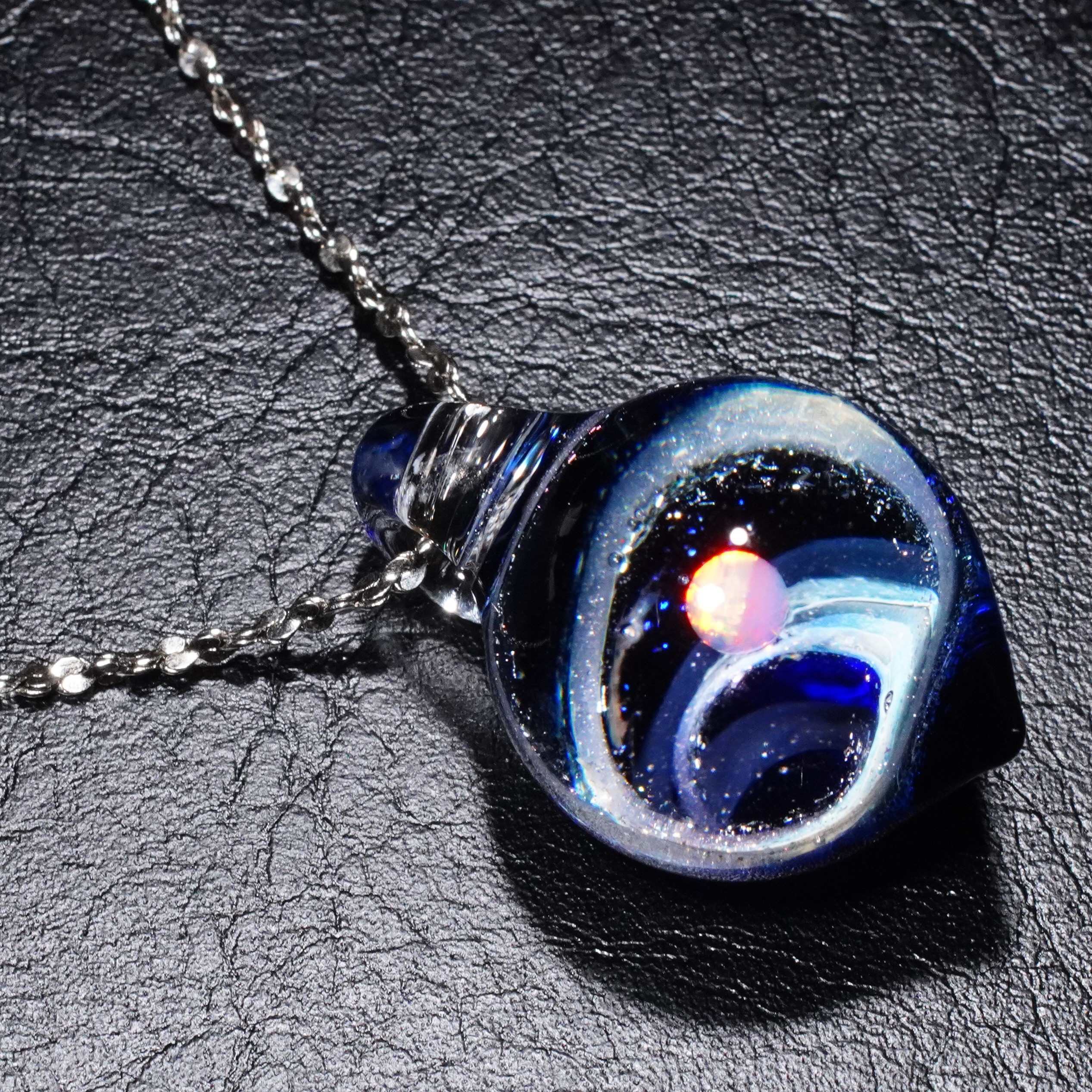 ガラスの小宇宙 ホワイトオパール ペンダント Yasuda Glass;No.1993WC ガラスの小宇宙 ホワイトオパール ペンダント Yasuda Glass;No.1993WC