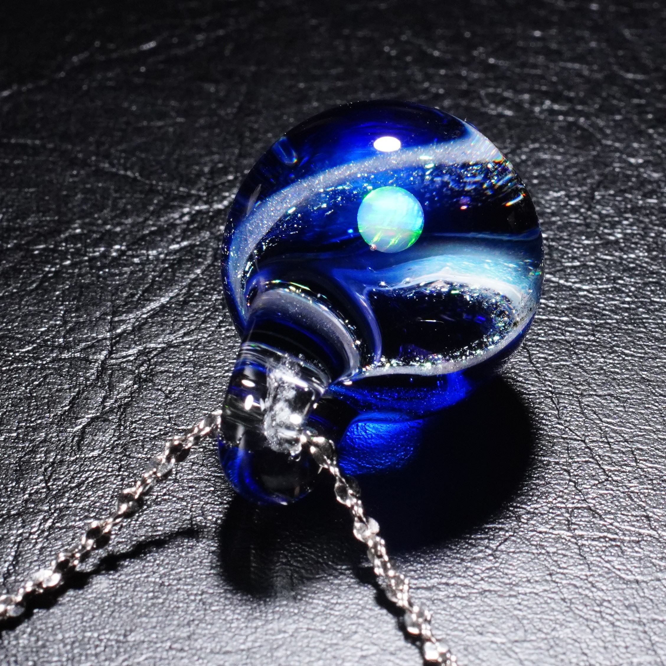 ガラスの小宇宙 ホワイトオパール ペンダント Yasuda Glass;No.1993WC ガラスの小宇宙 ホワイトオパール ペンダント Yasuda Glass;No.1993WC