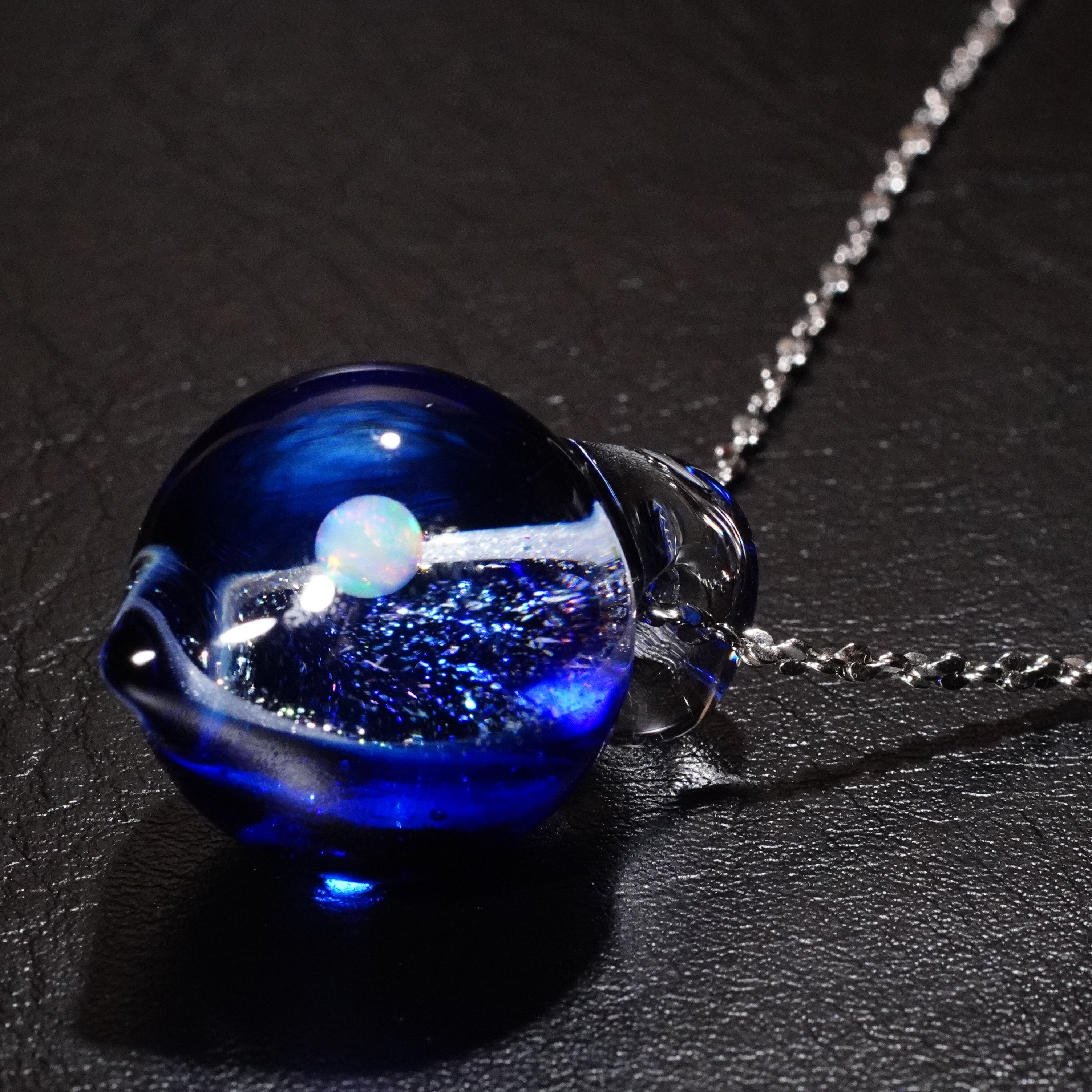 ガラスの小宇宙 ホワイトオパール ペンダント Yasuda Glass;No.1993WC ガラスの小宇宙 ホワイトオパール ペンダント Yasuda Glass;No.1993WC