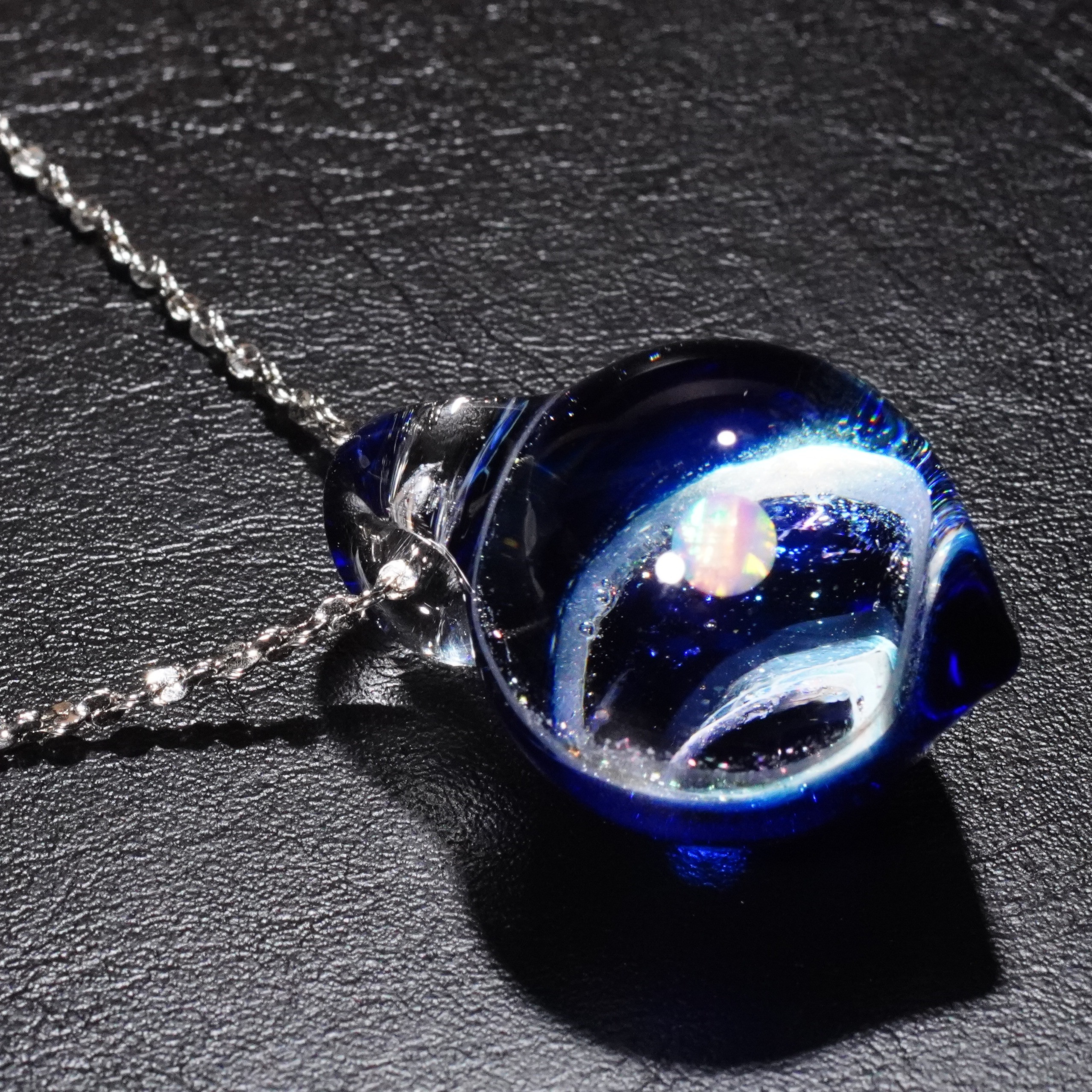 ガラスの小宇宙 ホワイトオパール ペンダント Yasuda Glass;No.1993WC ガラスの小宇宙 ホワイトオパール ペンダント Yasuda Glass;No.1993WC