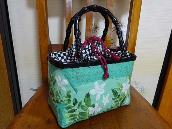 一閑張りバック 白い花柄とエメラルドグリーン 巾着袋付き 持ち手  