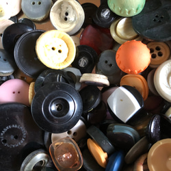 アンティーク ボタン 250個以上　ビンテージ 昭和 レトロ 個性的 ハンドメイド素材 日本製 ジャンク　まとめ売り 3枚目の画像