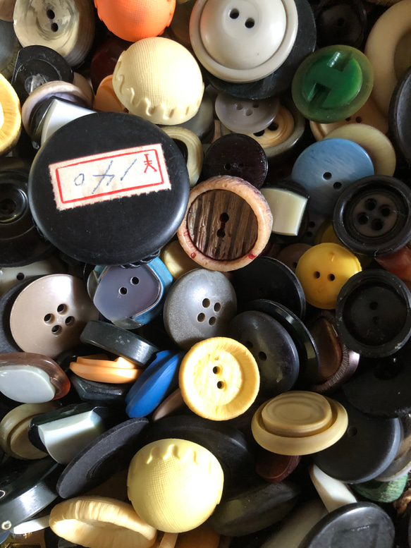 アンティーク ボタン 250個以上　ビンテージ 昭和 レトロ 個性的 ハンドメイド素材 日本製 ジャンク　まとめ売り 2枚目の画像