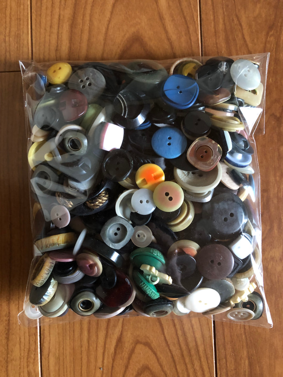 アンティーク ボタン 250個以上　ビンテージ 昭和 レトロ 個性的 ハンドメイド素材 日本製 ジャンク　まとめ売り 1枚目の画像