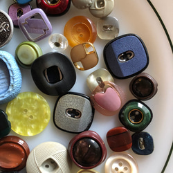 アンティーク ボタン 50個　ビンテージ 昭和 レトロ 個性的 ハンドメイド素材 日本製 ポップ アクセ まとめ売り 4枚目の画像
