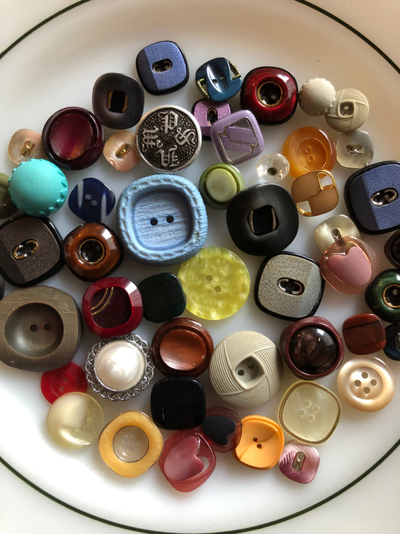 アンティーク ボタン 50個　ビンテージ 昭和 レトロ 個性的 ハンドメイド素材 日本製 ポップ アクセ まとめ売り 1枚目の画像