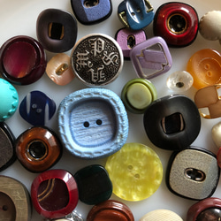アンティーク ボタン 50個　ビンテージ 昭和 レトロ 個性的 ハンドメイド素材 日本製 ポップ アクセ まとめ売り 3枚目の画像