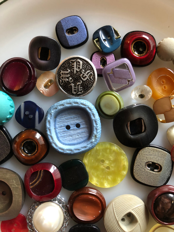アンティーク ボタン 50個　ビンテージ 昭和 レトロ 個性的 ハンドメイド素材 日本製 ポップ アクセ まとめ売り 3枚目の画像