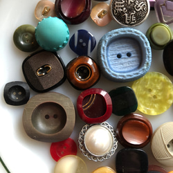 アンティーク ボタン 50個　ビンテージ 昭和 レトロ 個性的 ハンドメイド素材 日本製 ポップ アクセ まとめ売り 2枚目の画像