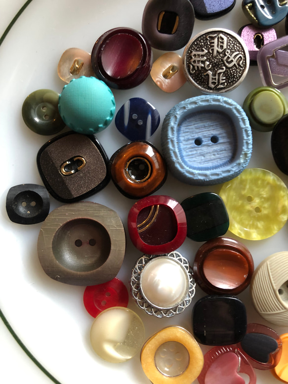 アンティーク ボタン 50個　ビンテージ 昭和 レトロ 個性的 ハンドメイド素材 日本製 ポップ アクセ まとめ売り 2枚目の画像