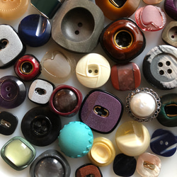 アンティーク ボタン 50個　ビンテージ 昭和 レトロ 個性的 ハンドメイド素材 日本製 ポップ アクセ まとめ売り 6枚目の画像