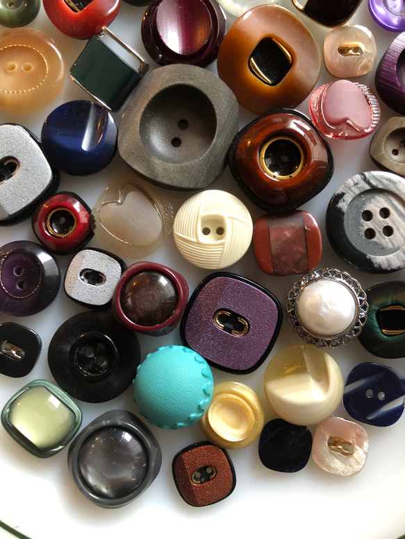 アンティーク ボタン 50個　ビンテージ 昭和 レトロ 個性的 ハンドメイド素材 日本製 ポップ アクセ まとめ売り 6枚目の画像