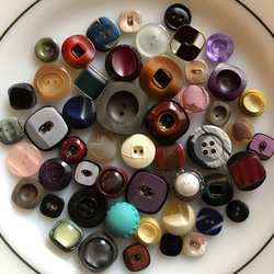アンティーク ボタン 50個　ビンテージ 昭和 レトロ 個性的 ハンドメイド素材 日本製 ポップ アクセ まとめ売り 8枚目の画像