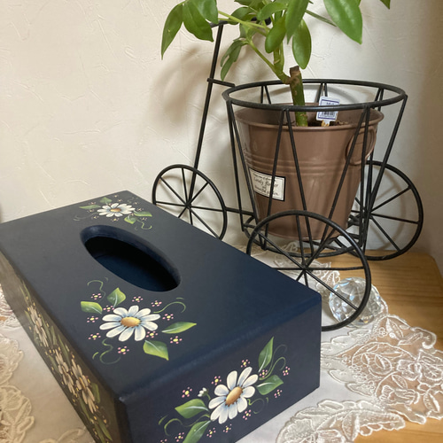 トールペイント❤ティッシュケース 濃紺トールペイントで描いたお洒落なマーガレットのティッシュケース