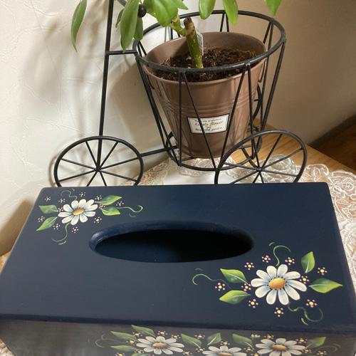 トールペイント❤ティッシュケース 濃紺トールペイントで描いたお洒落なマーガレットのティッシュケース