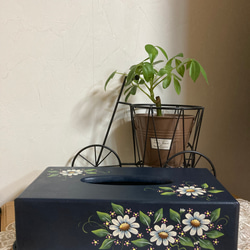 濃紺トールペイントで描いたお洒落なマーガレットのティッシュケース