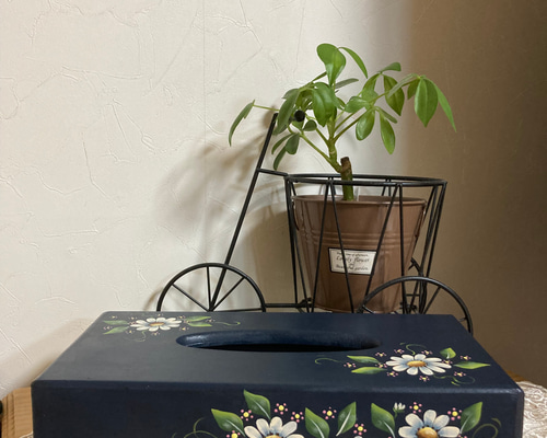 トールペイント❤ティッシュケース 濃紺トールペイントで描いたお洒落なマーガレットのティッシュケース