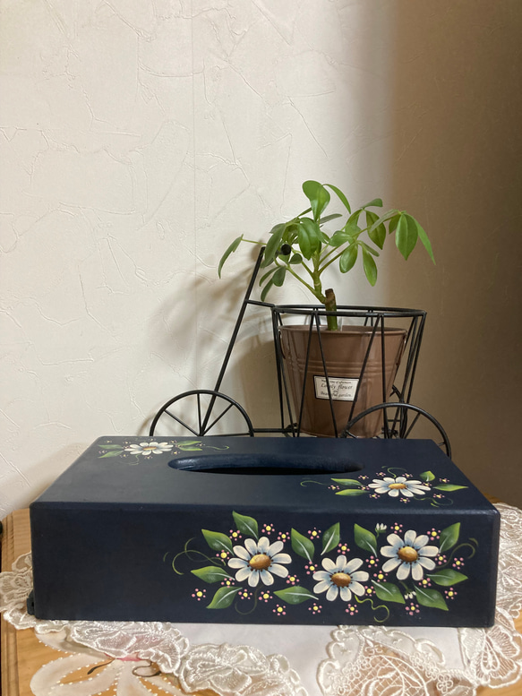 トールペイント❤ティッシュケース 濃紺トールペイントで描いたお洒落なマーガレットのティッシュケース