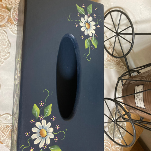 濃紺トールペイントで描いたお洒落なマーガレットのティッシュケース