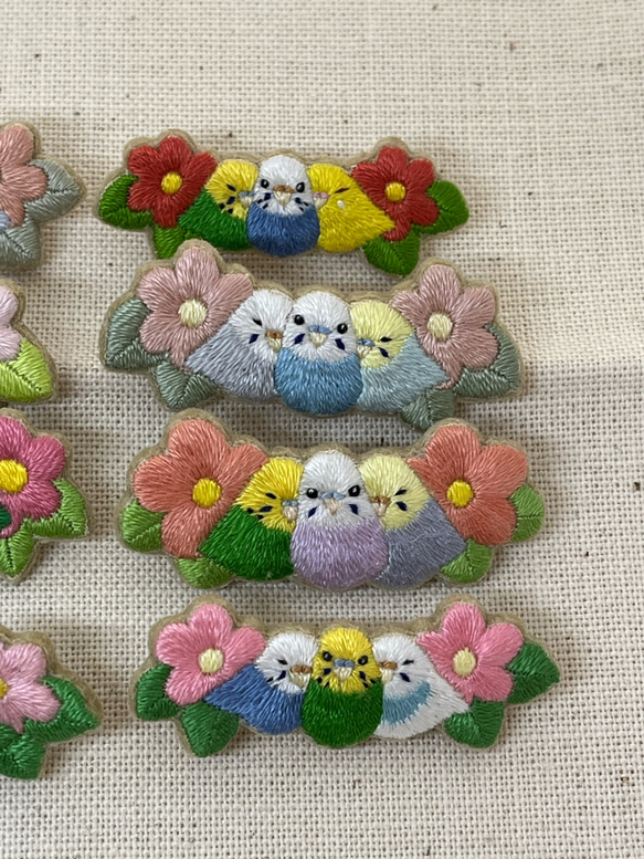 寄り添うセキセイインコの刺繍ブローチ 3枚目の画像