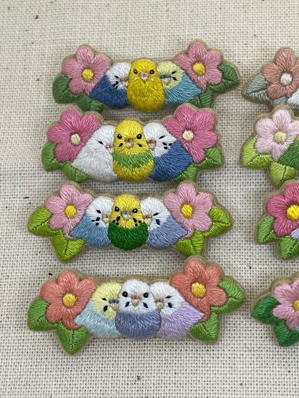 寄り添うセキセイインコの刺繍ブローチ 2枚目の画像