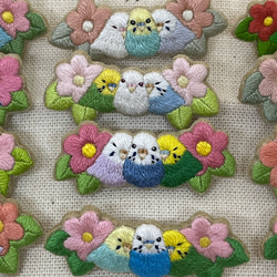 寄り添うセキセイインコの刺繍ブローチ 4枚目の画像