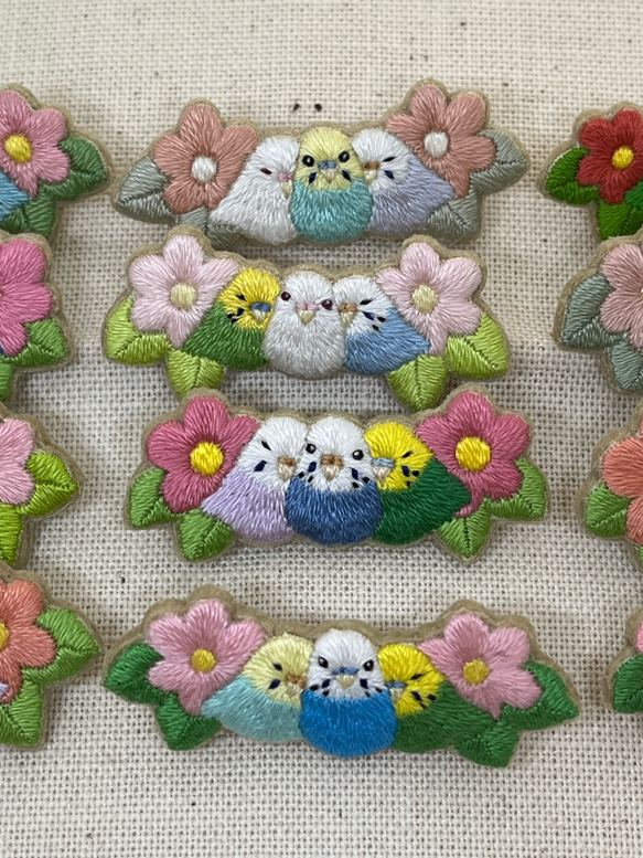 寄り添うセキセイインコの刺繍ブローチ 4枚目の画像