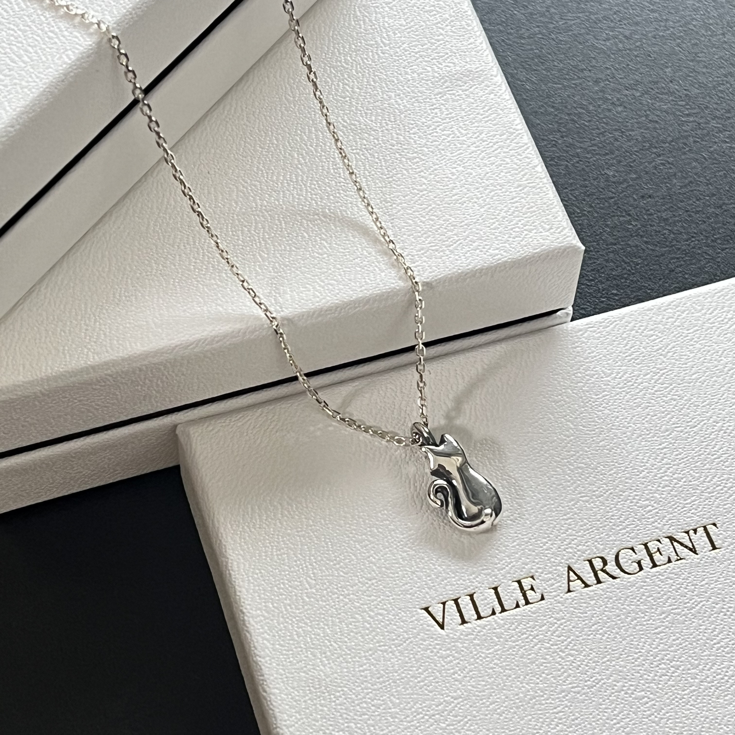 猫のシルエットペンダント　VH-016