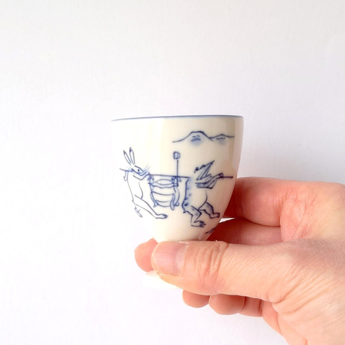 お酒の甕を運ぶウサギとカエルの姿が描かれた杯 鳥獣戯画（酒運び）丸