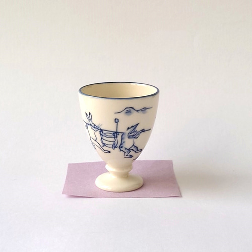 お酒の甕を運ぶウサギとカエルの姿が描かれた杯 鳥獣戯画（酒運び）丸