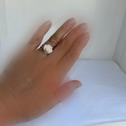 珊瑚彫り指輪　リング　「ホワイトローズ」　フリーサイズ　R50507Y1 5枚目の画像