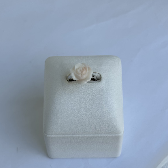 珊瑚彫り指輪　リング　「ホワイトローズ」　フリーサイズ　R50507Y1 6枚目の画像