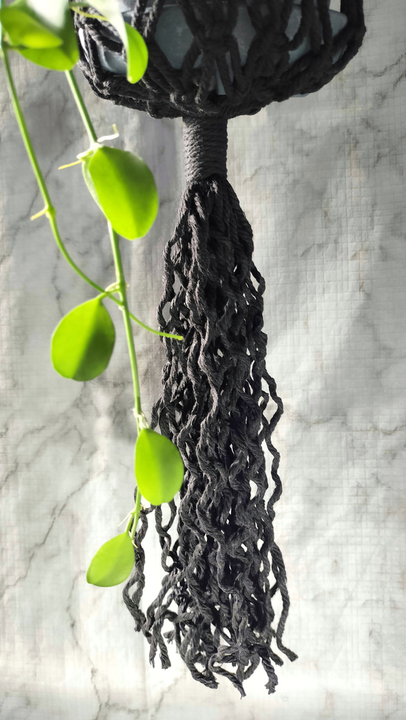 プラントハンガー　マクラメ　マクラメ編み　ブラック　オフホワイト　観葉植物　ハンギング　吊り下げ植物 4枚目の画像
