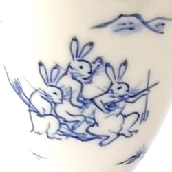 弓を射ようとするウサギを描いた杯　　　鳥獣戯画（射的）丸高台杯　磁器 5枚目の画像